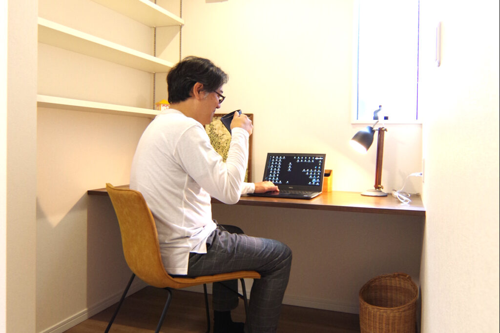 新潟市西区寺尾-2階リビングのモデルハウス-仕事はかどる書斎スペース